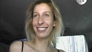 Suesser blonder Retro Hase im Auto befummelt